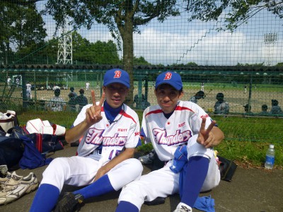 写真は、2012Dream　Cup　初戦勝利後の河井(左）と島田