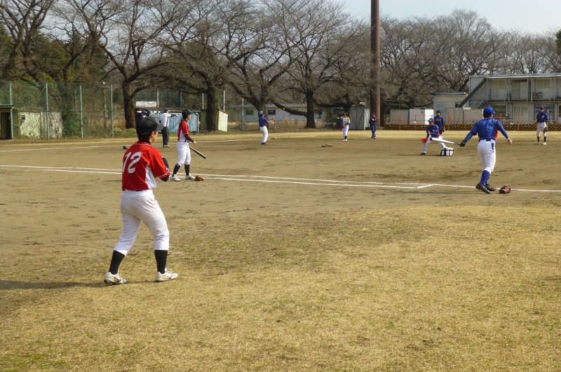 ブルーサンダースの初練習に赤いユニフォーム。2月の練習は女子野球の強豪“東京アンビシャス”との合同練習。機敏な動きと張りのある掛け声で、ブルサンを鼓舞してくれました。