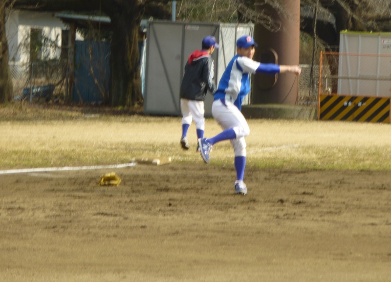 「捕ってからの足の運びを意識して、こんな感じで送球まで・・・河井!ちゃんと見てんのか!?(石垣)」