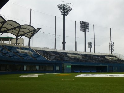 高校野球県大会や、プロ野球イースタンリーグでも使用するゼットエーボールパークの芝は、水はけ抜群のため、整備後に開幕。