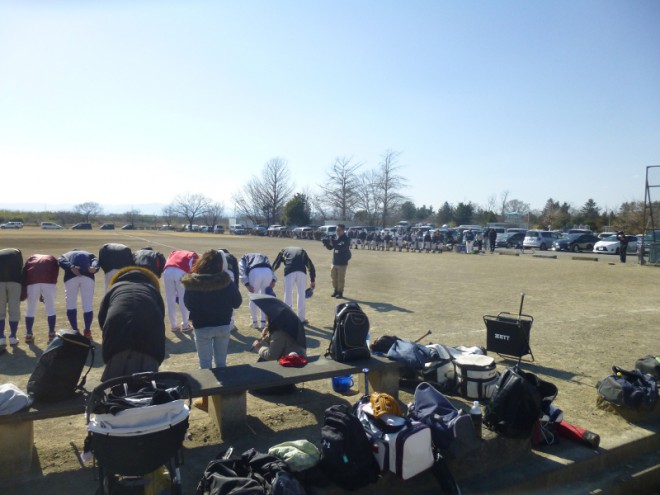 野球用具と澄み渡る河川敷グランド 挨拶の一礼の先に