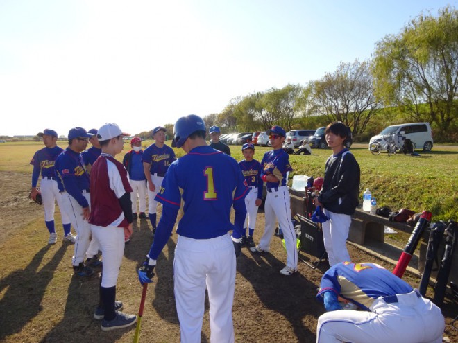 河川敷グランドへの冷たい風にだけではなく、久しぶりのライバル千葉とのゲーム前の高揚感でも、選手たちの背筋が伸びる。